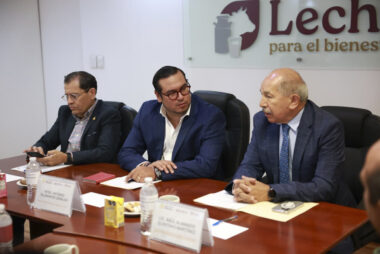 Leche para el Bienestar e Inafed amplían coordinación para llevar programas a municipios