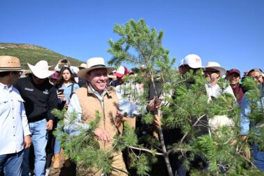 David Monreal se suma desde el Ecoparque a la Jornada Nacional de Reforestación