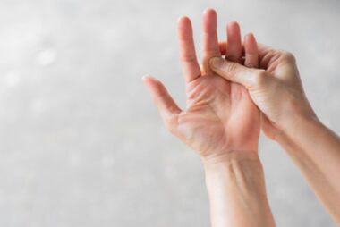 ¿Se te duermen las manos o los pies? Estas son las señales que no conviene ignorar