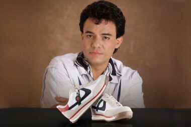 Panam lanza tenis inspirados en José José con detalles del álbum Secretos