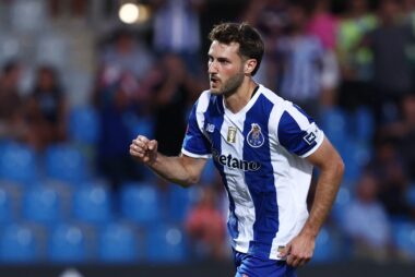 Santiago Giménez marca con Porto y llega a 100 goles como profesional