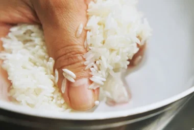 ¿Lavar el arroz antes de cocinarlo realmente sirve? Esto es lo que dice la ciencia
