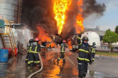 Explosión en Tlalnepantla: 1 muerto y 3 heridos graves por tanques de diésel.
