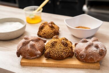 Pan de muerto con lavanda, guayaba y hasta hamburguesas: el festival que toma el Centro Histórico